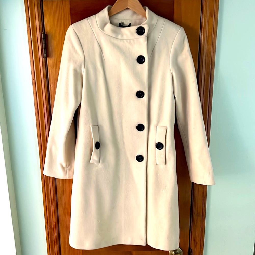 Off white coat. Size medium. Black and white with 2 pockets